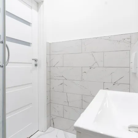 Viktoria Charming By Bookinghost