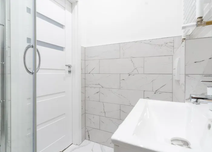 Viktoria Charming By Bookinghost