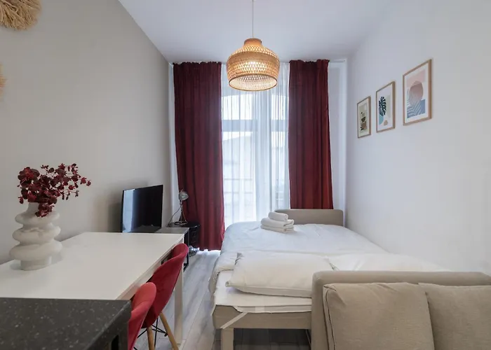 Viktoria Charming By Bookinghost